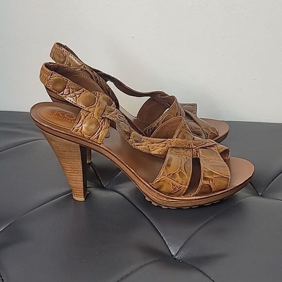 Micheal Kors Brown Alligator Print Leather/Wooded sandals. - Picture 5 of 13